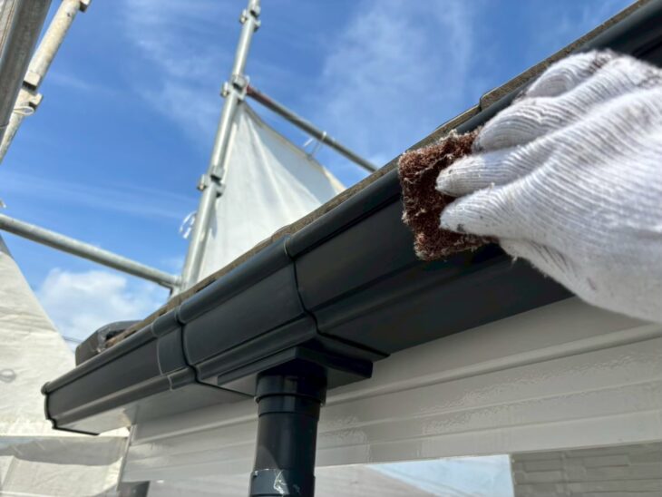 横樋の下地処理です。表面を研磨して汚れや旧塗膜を整えます。