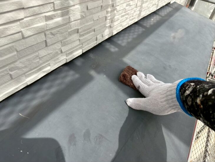 庇の下地処理です。塗装前に表面を研磨し、下地を整えます。