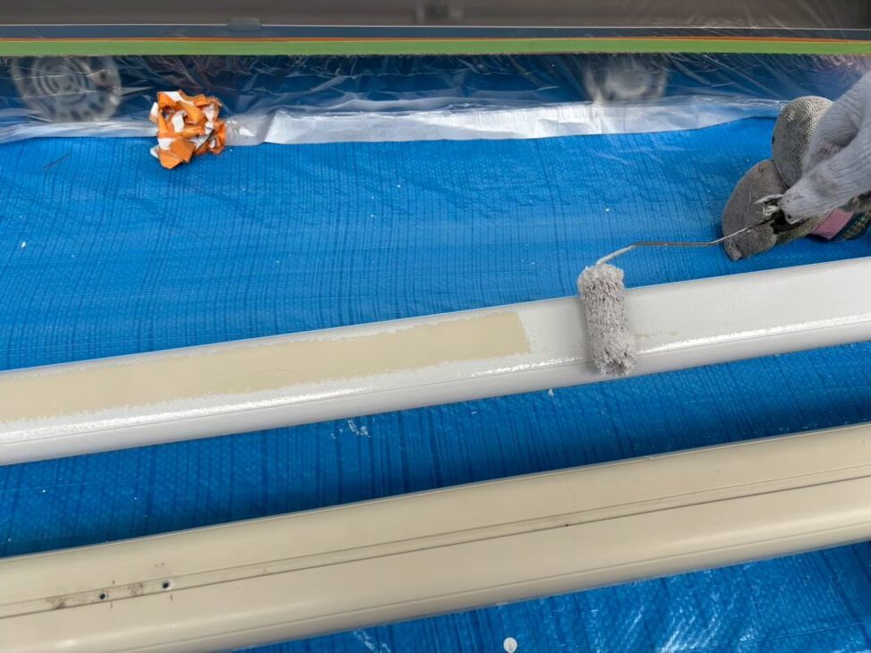 エアコン配管カバーを塗装します。付帯部まで整え、統一感を高めます。