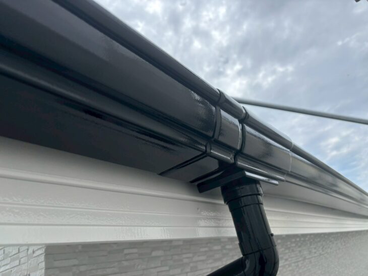 横樋を丁寧に塗装し、色艶をよみがえらせるとともに、耐久性も高めていきます。