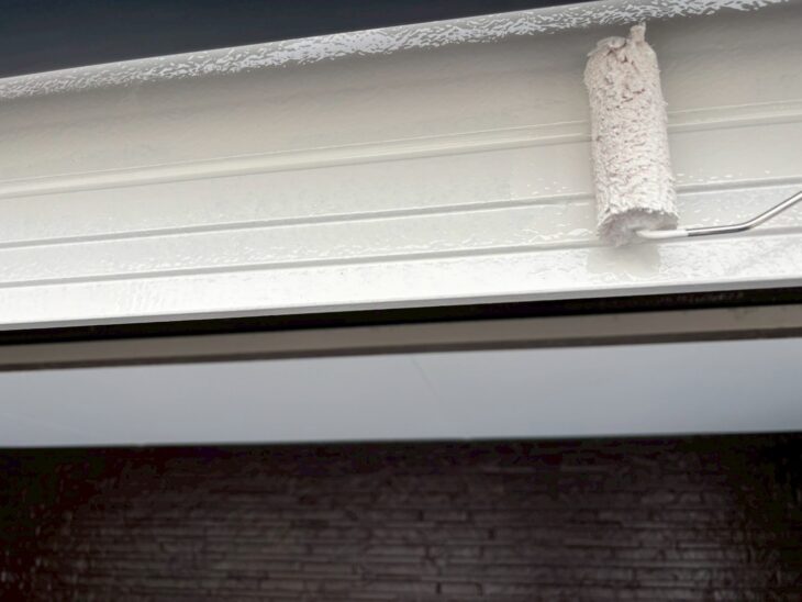 細部まで丁寧に手塗りでムラなく仕上げ、完成度を高めます。