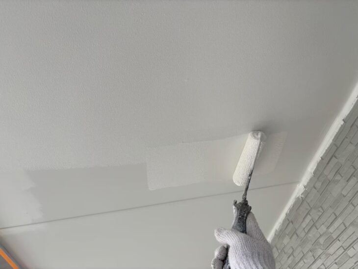 丁寧に塗り重ね、空間全体が明るく見える清潔感のある仕上がりへ整えます。