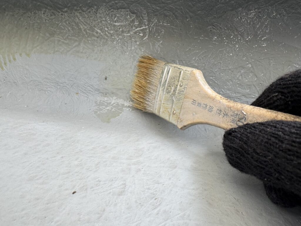 ベランダはFRP防水のため、1PLY工法で細部まで丁寧に防水施工を行っていきます。