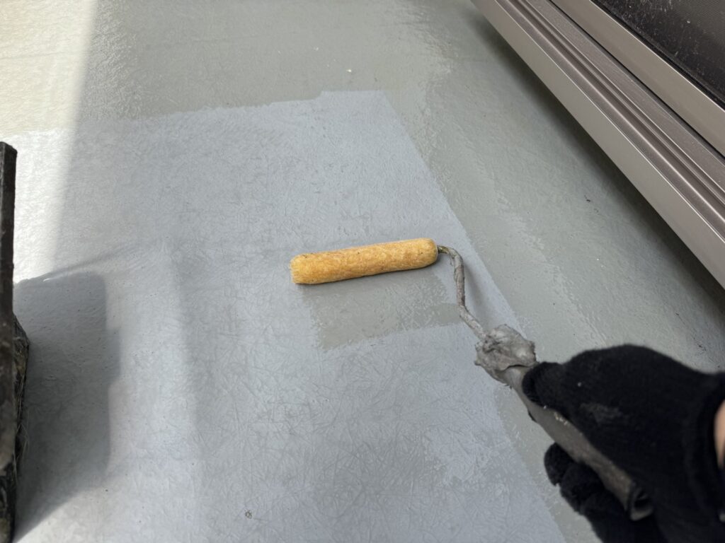 床面には下塗り材をローラーで均一に塗布し、既存FRP防水との密着性を高めていきます。