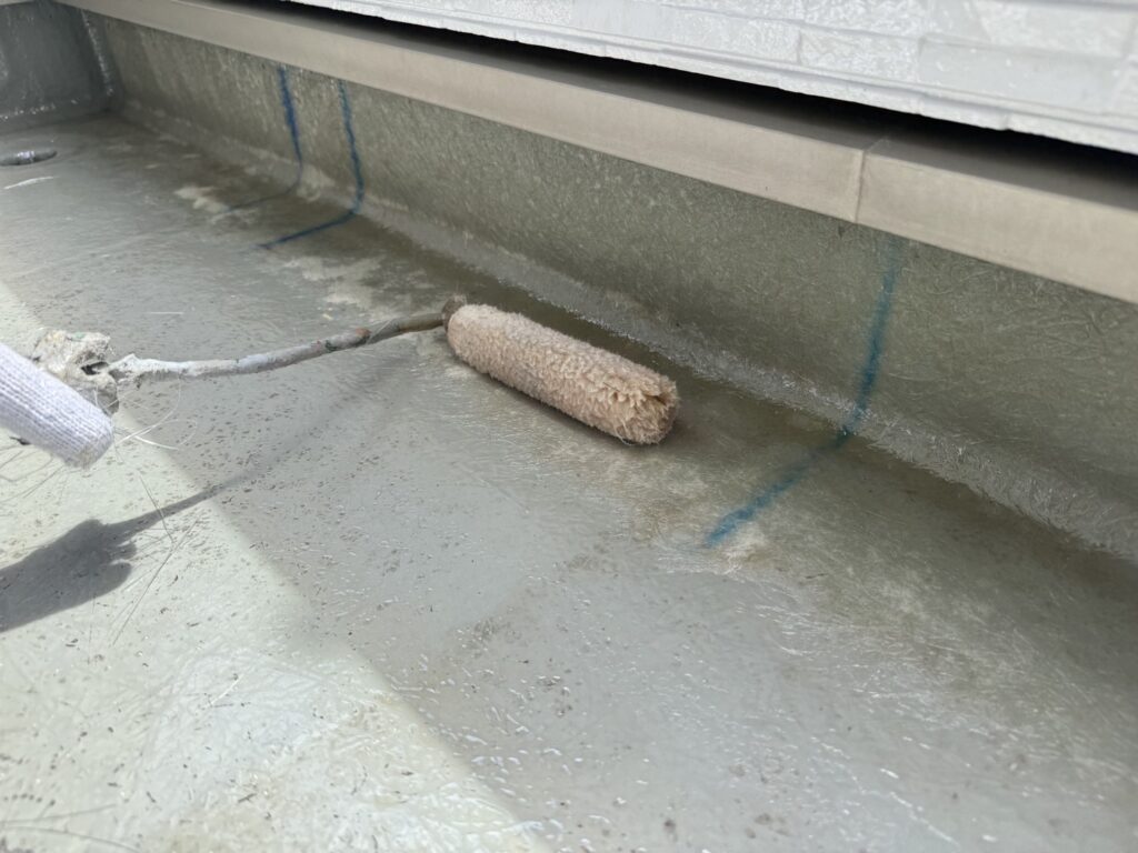 立ち上がり部分もローラーで均一に施工し、取り合いまで防水層をつくります。