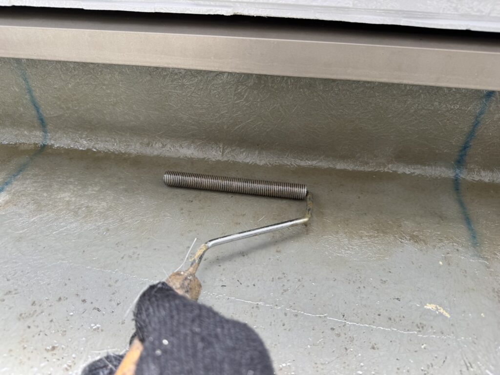 脱泡ローラーで内部の空気を抜きながら圧着し、防水層を一体化させて耐久性を高めます。