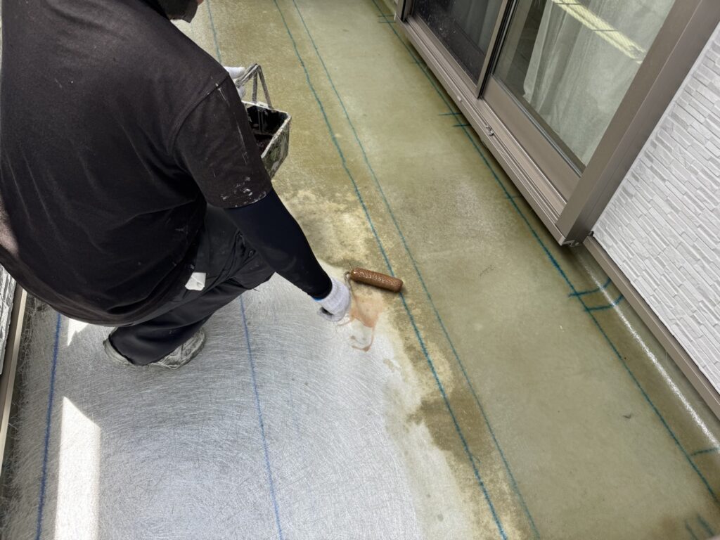 床面全体に樹脂を塗布しながら1PLY工法を進め、防水層をムラなく形成していきます。