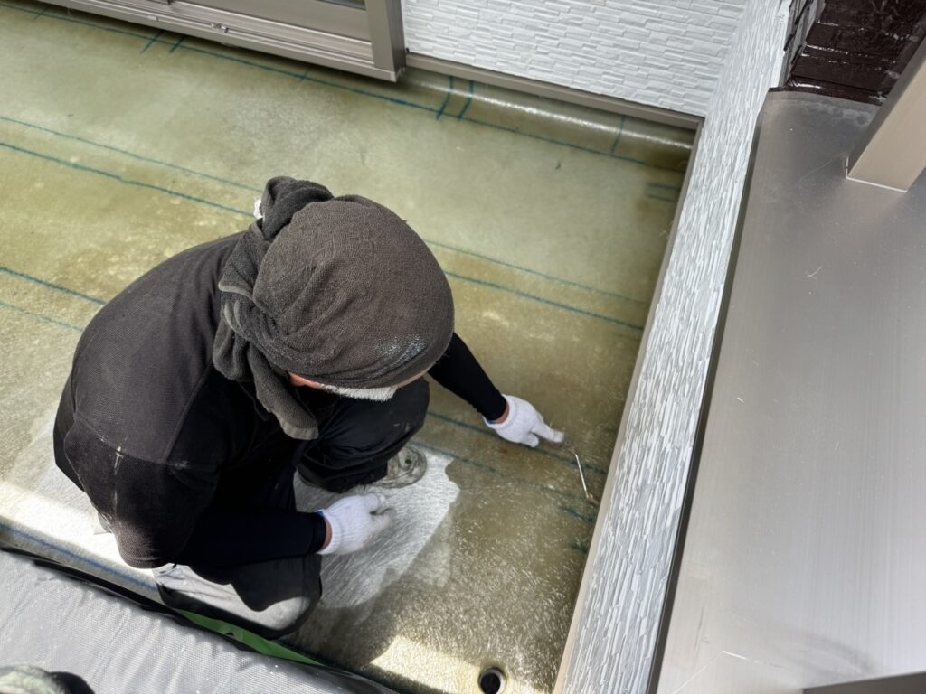 床面全体に樹脂を塗り広げながら、防水層を均一に形成していきます。