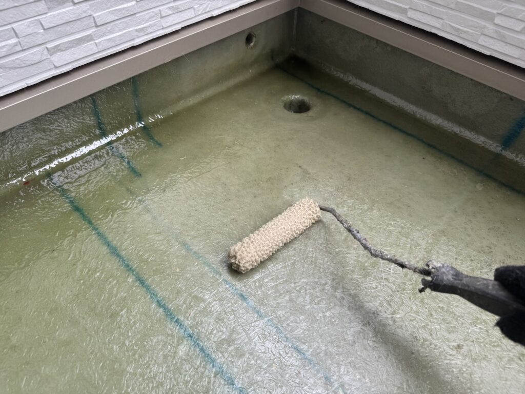 排水口まわりや端部まで丁寧に施工し、水が入り込みやすい部分の防水性も高めます。