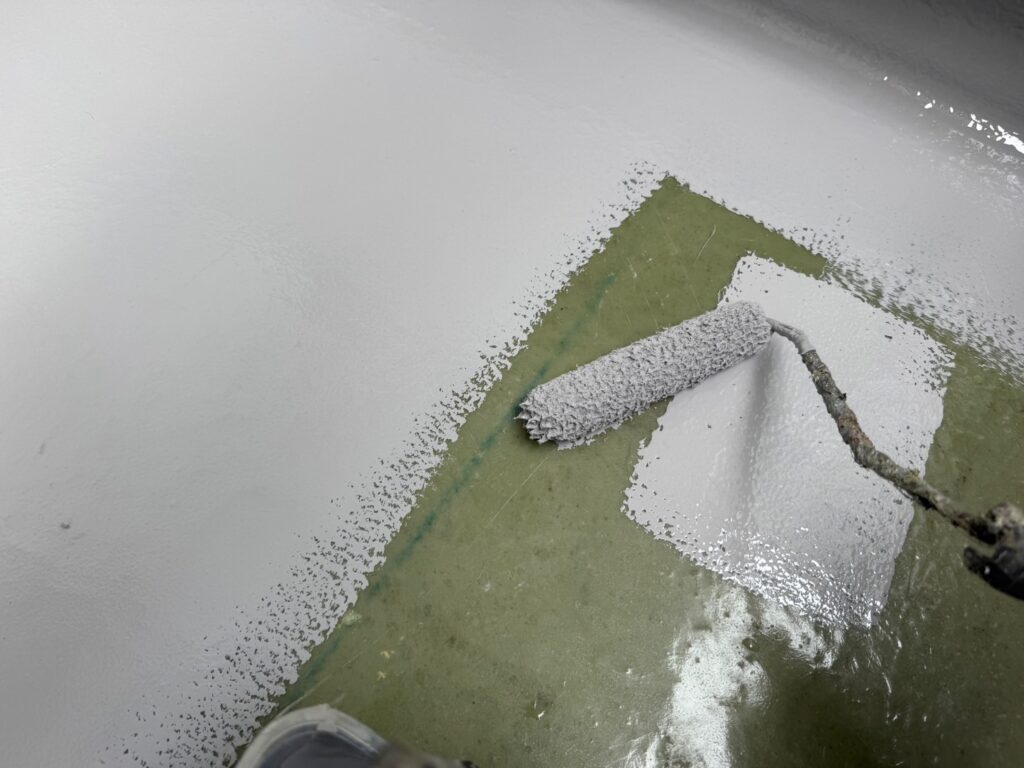 仕上げにトップコートを塗布します。防水層を保護し、紫外線や雨風に強い床面へ整えます。