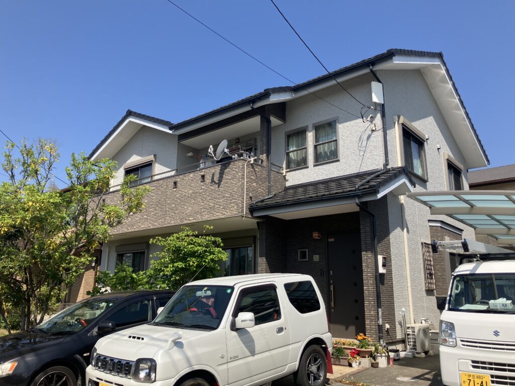 施工前の外観です。築15年で初めての塗装時期を迎え、濃色の外壁部分を中心に、色褪せがかなり目立つ状態でした。