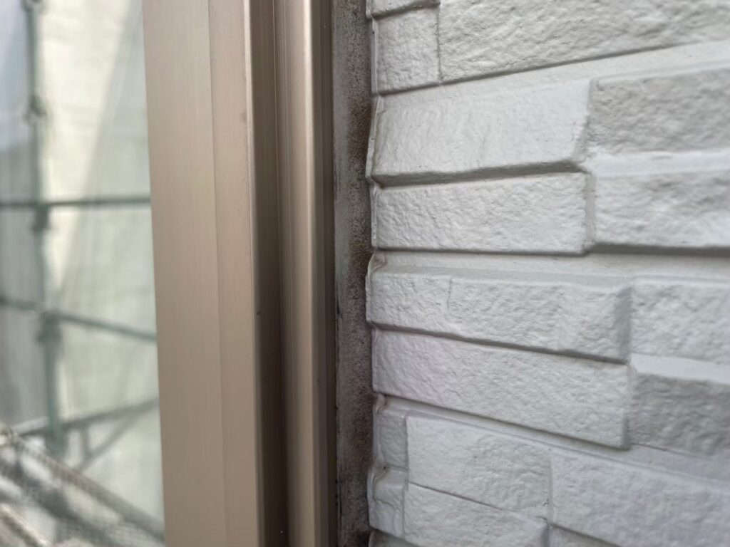 サッシまわりの施工前です。コーキングには所々ヒビ割れが見られ、防水性の低下がすでに心配される状態でした。