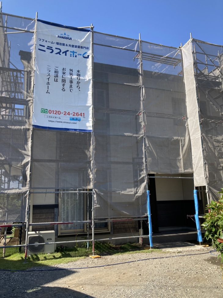 お住まい全体に足場を設置し、外壁・屋根塗装に向けた準備を進めていきます。