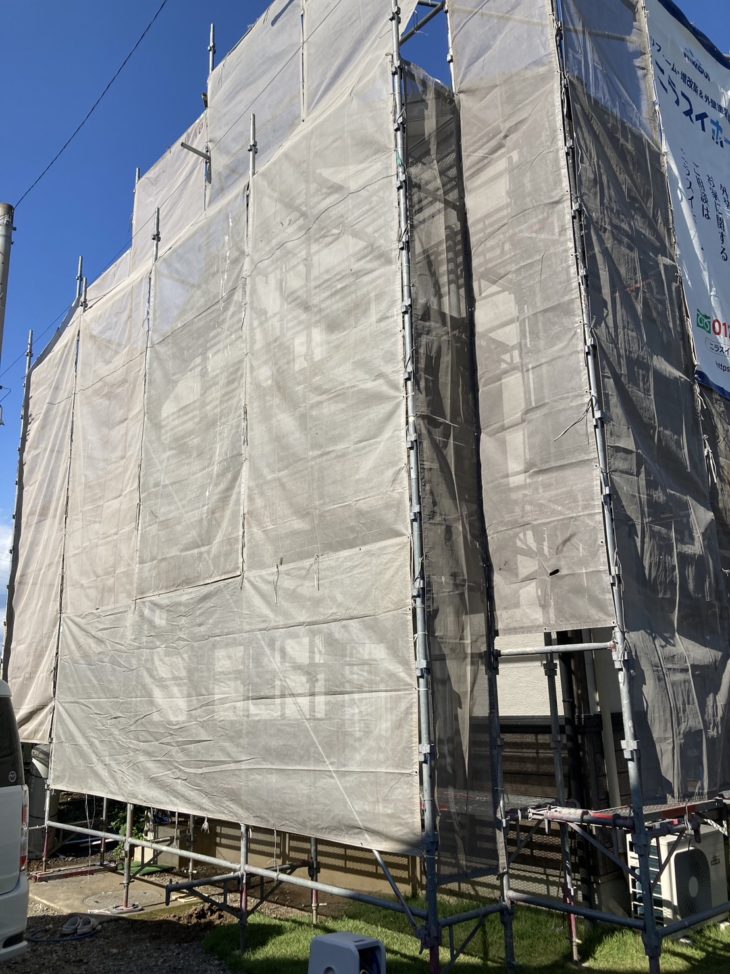 飛散防止ネットも張り、周囲に配慮しながら安全な施工環境を整えました。