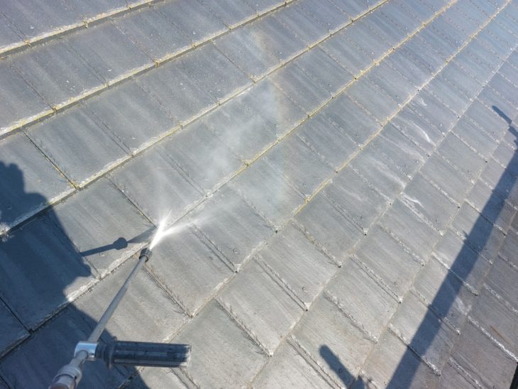 モニエル瓦は表面がザラザラしておりコケや汚れが付きやすいため、高圧洗浄で丁寧に洗い流していきます。