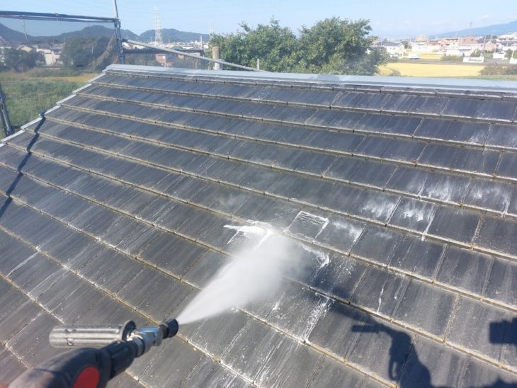 表面の汚れをしっかり除去することで、塗料が密着しやすい下地へ整えていきます。