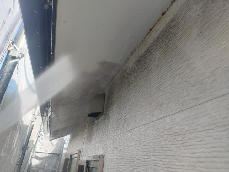 軒天などは日光が当たらずコケが生えやすいため、殺菌消毒効果が高いオリバークリーナーを使用して汚れを落としていきます。