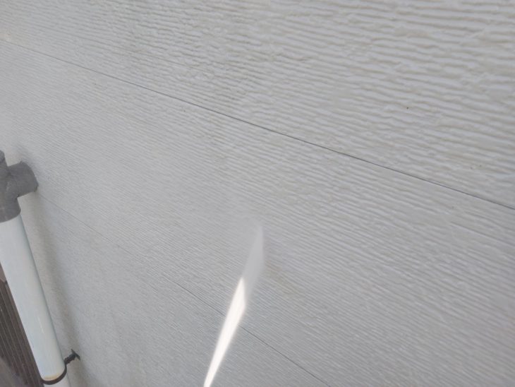 外壁も高圧洗浄で丁寧に洗い、コケや汚れを落として塗装しやすい外壁へ整えていきます。