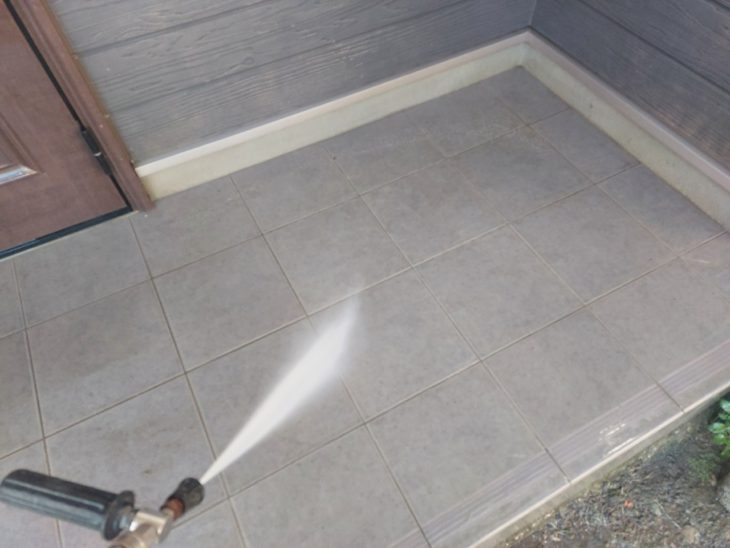 塗装を行わない玄関タイルなどもこのタイミングで洗浄し、お住まい全体をきれいに整えていきます。