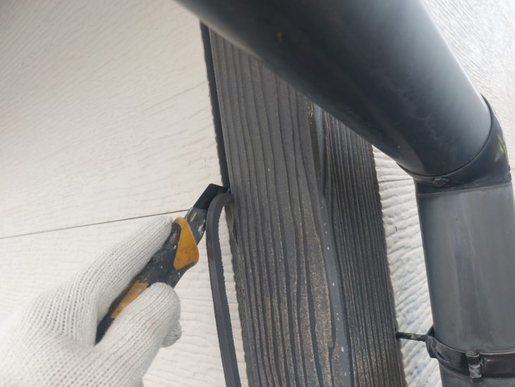 劣化が進んでいた目地は既存コーキングを撤去し、打ち替えの準備を進めていきます。