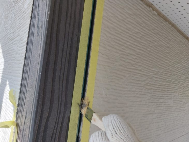 目地まわりを丁寧に養生し、密着性を高めるためのプライマーを塗布していきます。