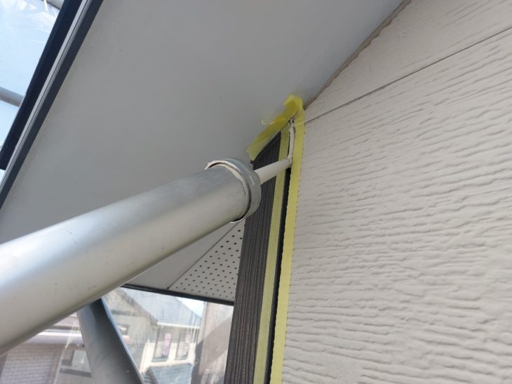 目地には高耐久コーキング材「オートンイクシード」を充填し、隙間を埋めていきます。