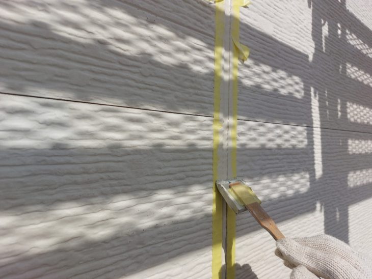 充填後はヘラで押さえて形を整え、きれいで均一な目地に仕上げていきます。