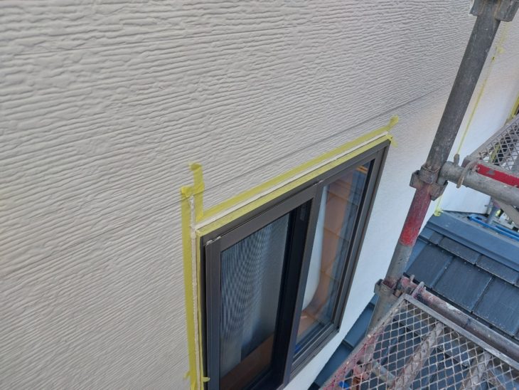 窓まわりは防水シートを傷つけないよう、既存の上からコーキングを打ち増ししていきます。