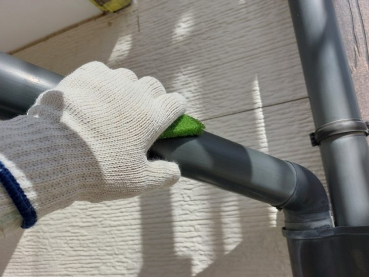 長年雨ざらしで紫外線を浴びている付帯部は表面がざらついているため、汚れを削って下地を調整していきます。