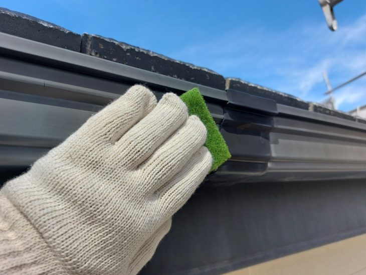 雨樋裏側のへり部分の破風や雨樋も同様に下地を整えることで、塗料が付着しやすくなり耐久性が高まります。