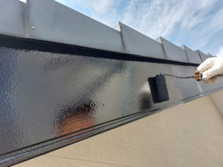 下地処理後の付帯部から塗装を進め、色ツヤを整えながら保護力を高めていきます。