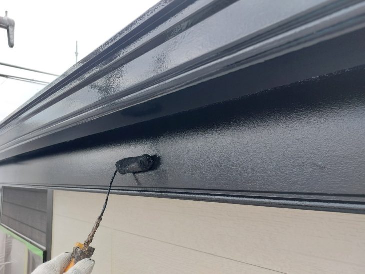 塗料を丁寧に塗り重ね、ムラのない美しい仕上がりへ整えていきます。