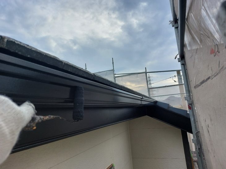 濃色で仕上げた付帯部が外観を引き締め、住まい全体に統一感が生まれていきます。