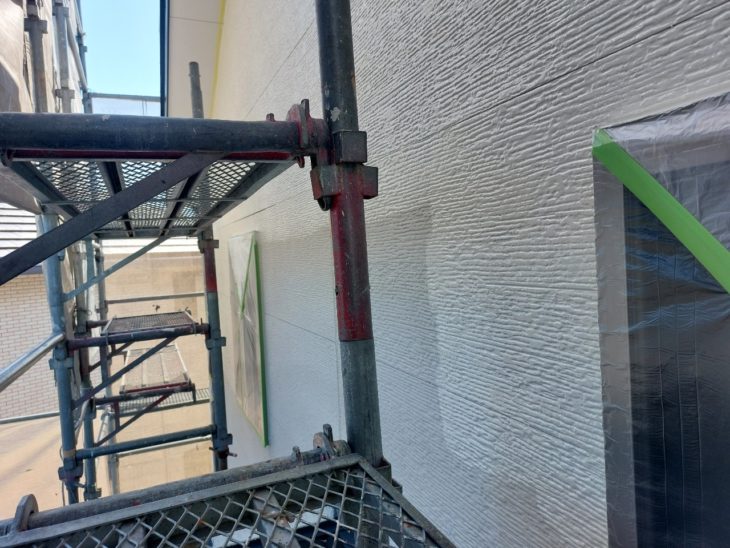 外壁は既存のツートンデザインを活かしながら、下塗りで下地を整えていきます。