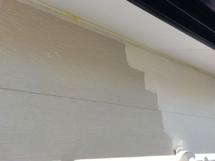 明るい面はスーパームキコートで塗り重ね、均一で美しい仕上がりへ整えていきます。