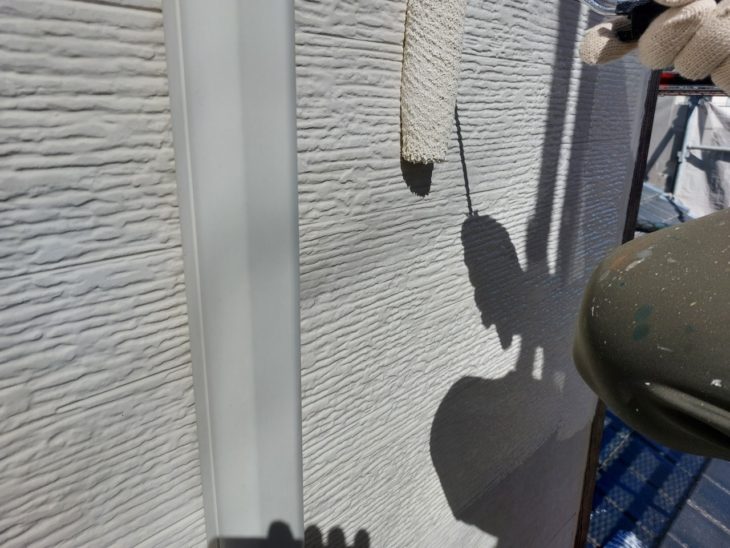 塗膜を丁寧に重ねることで、外壁の保護機能を高めながら耐久性を確保していきます。