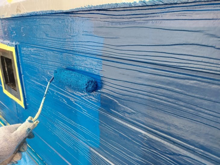 もう一色の外壁も塗装を進め、色あせていた濃色部分を引き締まった印象へ整えていきます。