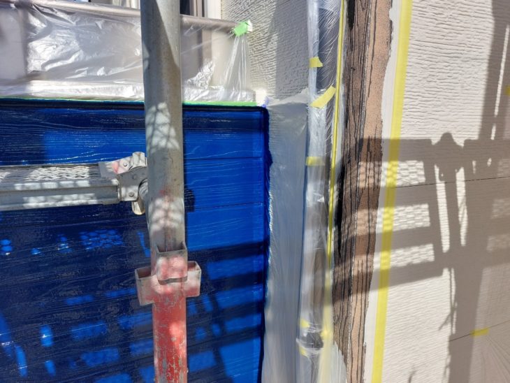 塗り分け部分はしっかり養生を行い、境目まできれいに仕上がるよう施工していきます。