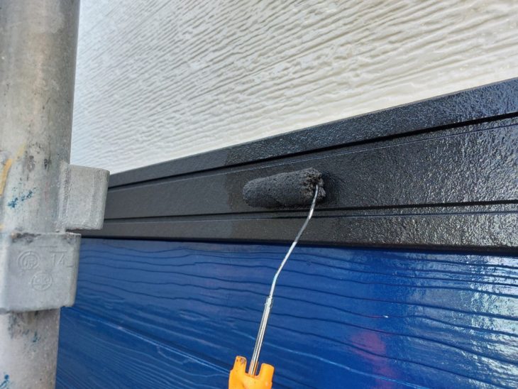 最後に帯部分も丁寧に塗装し、ツートン外壁に統一感のある仕上がりをつくっていきます。