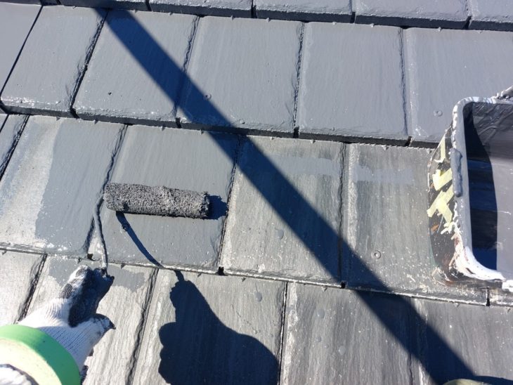 屋根は壁と同じ成分で作られている高耐久のスーパームキコートルーフを使用し、下塗りから丁寧に進めていきます。