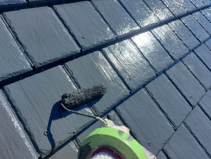 最後に上塗りを行い、屋根全体を均一な色合いと保護力のある状態へ仕上げていきます。