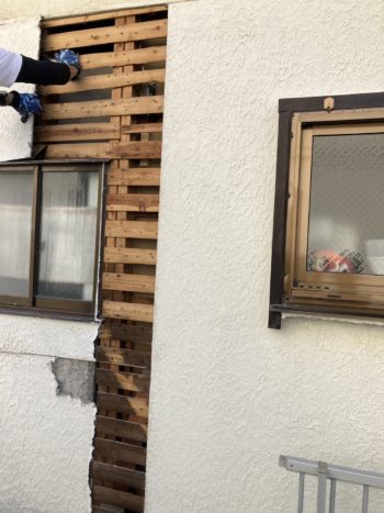 まずは足場をかけるまえに外壁の傷んでいる部分を修繕し、掃き出し窓も入替えます。