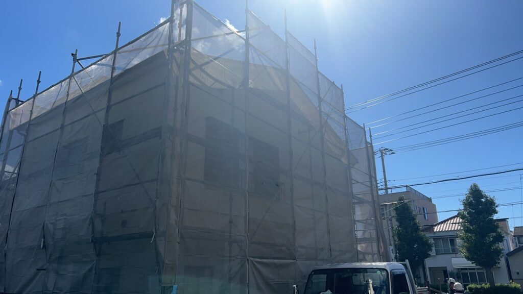 外壁の補修完了後、足場の設置を行います。