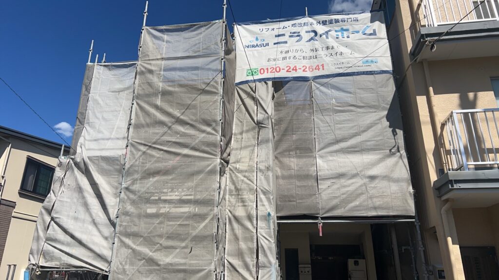 足場の設置後、メッシュシート張りを行います。