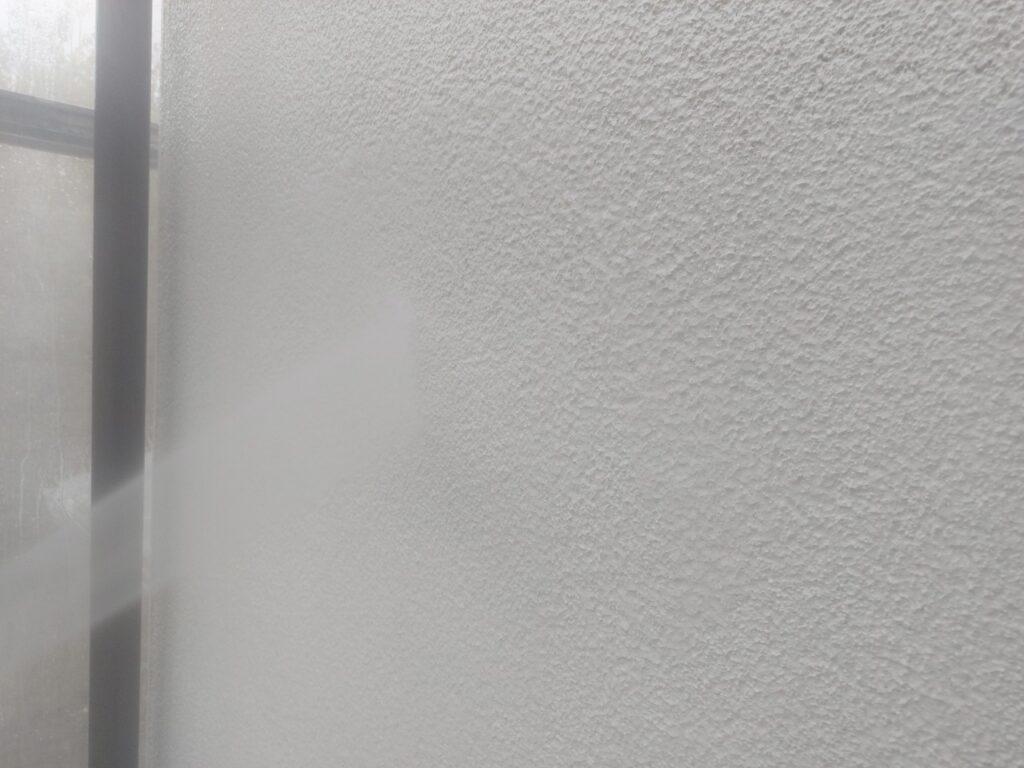 塗装前に全体を洗浄し、汚れをきれいに洗い流しました。