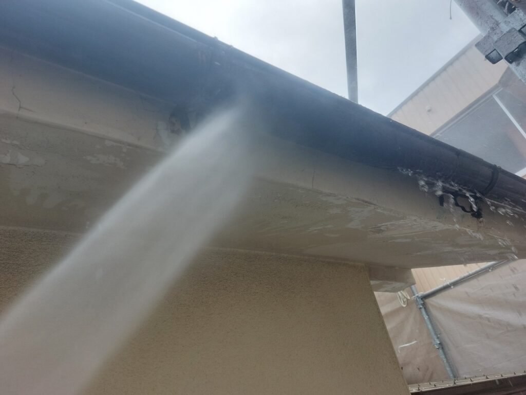 軒天まわりも塗装前に洗浄し、細かな汚れまで落としていきます。