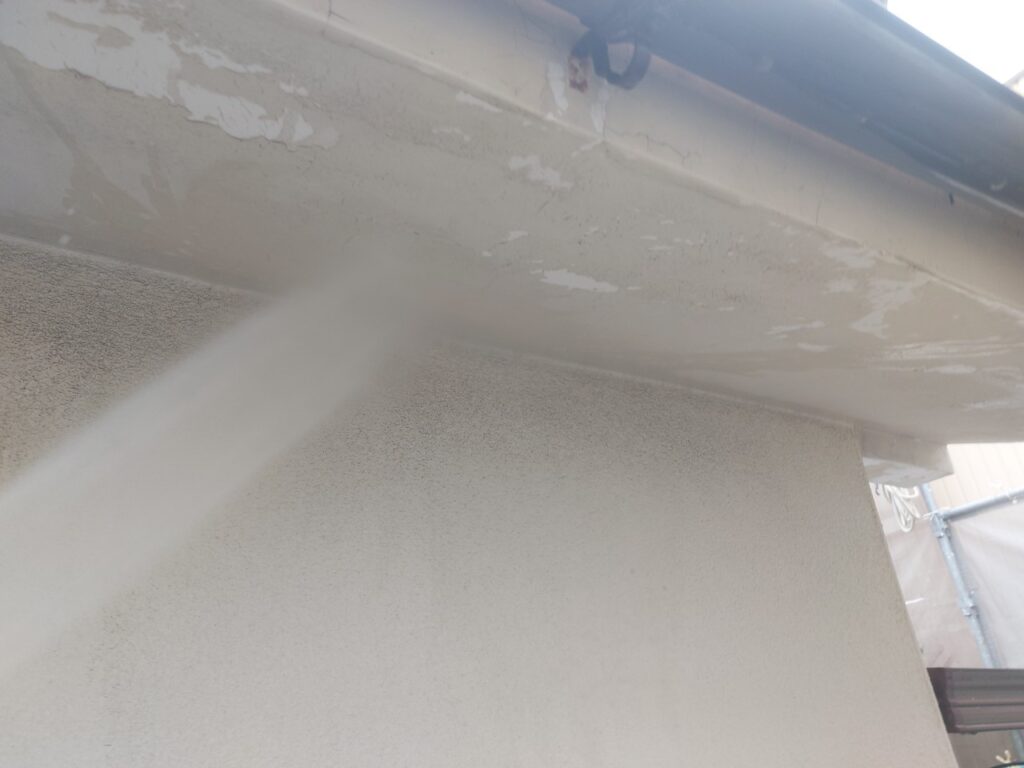 付帯部まわりも丁寧に洗浄し、塗料が密着しやすい状態に整えます。