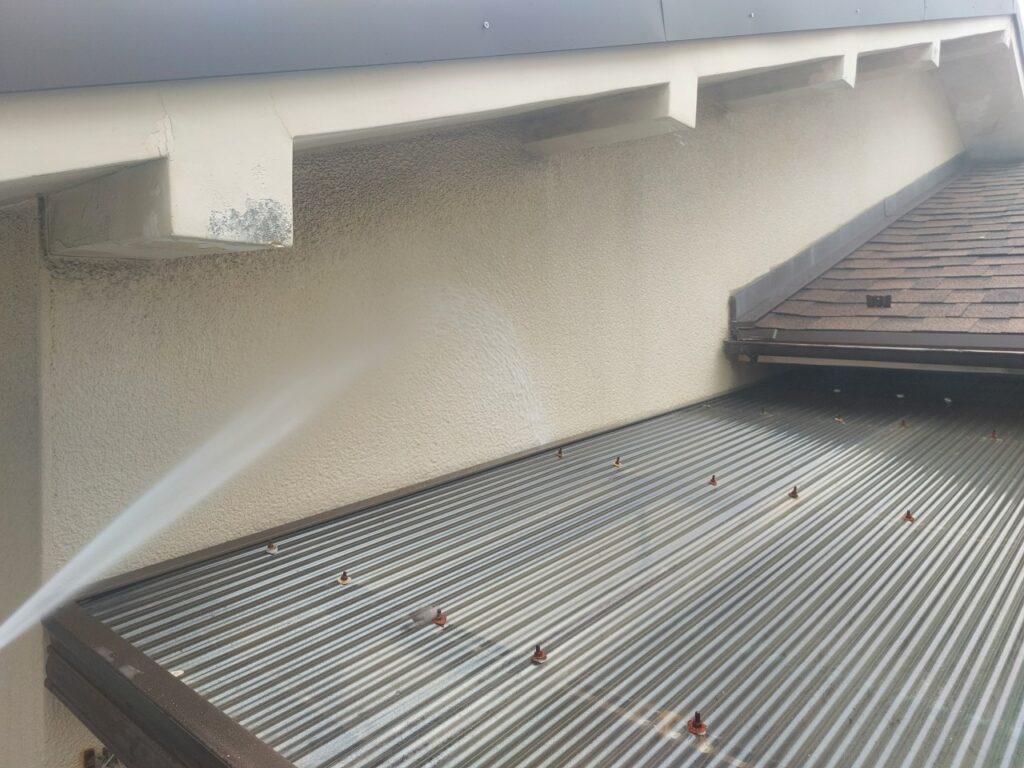 外壁まわりも水養生を行い、汚れを浮かせやすくしていきます。