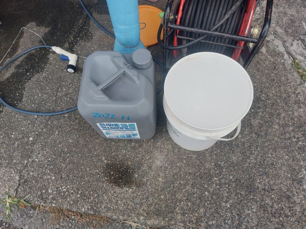 オリバークリーナーを使用し、カビやコケを根元から浮かせていきます。