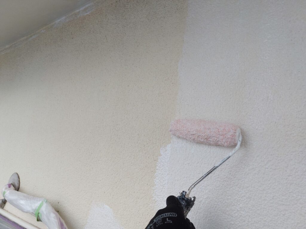 モルタル外壁のため、下地調整剤・プライマー・トップの順で塗装を行います。